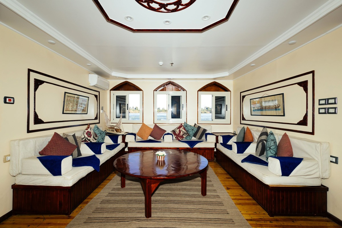 Queen-Tyi-II-Inside.jpg